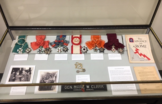 Tra le onorificenze straniere del generale Clark anche la gran croce dell'Ordine militare d'Italia, quella dell'Ordine dei SS. Maurizio e Lazzaro e la medaglia d'argento al Valor militare