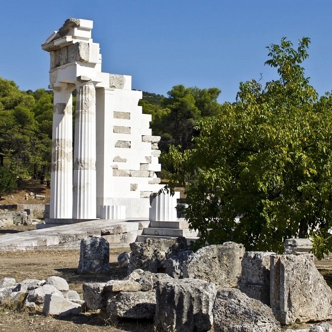 I resti del tempio di Asclepio a Epidauro, nei pressi del villaggio dove venne firmata la prima Costituzione greca