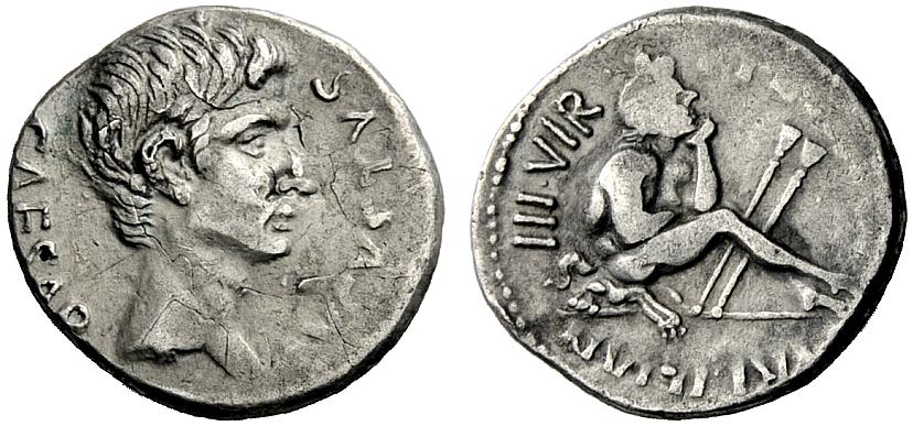 Un raro esemplare del denario augusteo del 19 a.C. circa con il satiro Marsia seduto e con accanto a è, l'aulos con cui si impegnò vanamente nella sfida con il dio Apollo
