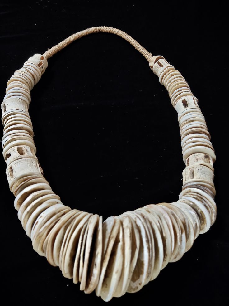 Una collana di conchiglie: oltre che come ornamento, era usata anche come segno di ostentazione della ricchezza e come mezzo di pagamento
