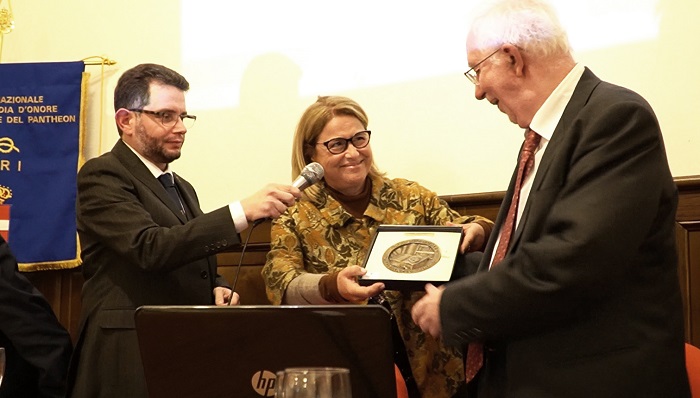 Luca Lombardi ed Eugenia Vantaggiato consegnano a Giuseppe Maria Ruotolo il Premio “Biblionumis” 2022 per la ricerca numismatica