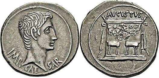 Anche i Romani, una volta preso il controllo di regioni dell'Asia Minore, adottarono lo standard del cistoforo: ecco un esemplare a nome di Augusto coniato dall'officina monetaria di Efeso nel 25-24 a.C.