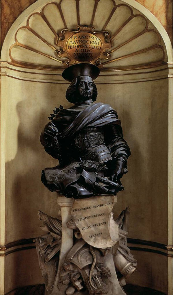 Il monumento in bronzo di Filippo Parodi che ritrae il "capitano generale da mar" della Repubblica di Venezia, Francesco Morosini "il Peloponnesiaco", in Palazzo Ducale
